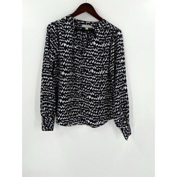 Ryegrass Navy White Geometric Design V Neck Blouse Size Medium Easy Wear EUC - Picture 4 of 11
